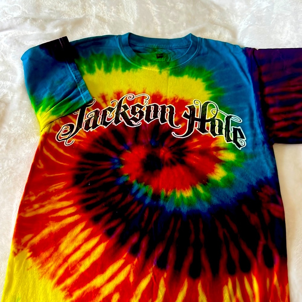 Super cute primary colored, vintage, TYE DYED Jackson Hole Wyoming T-shirt!!